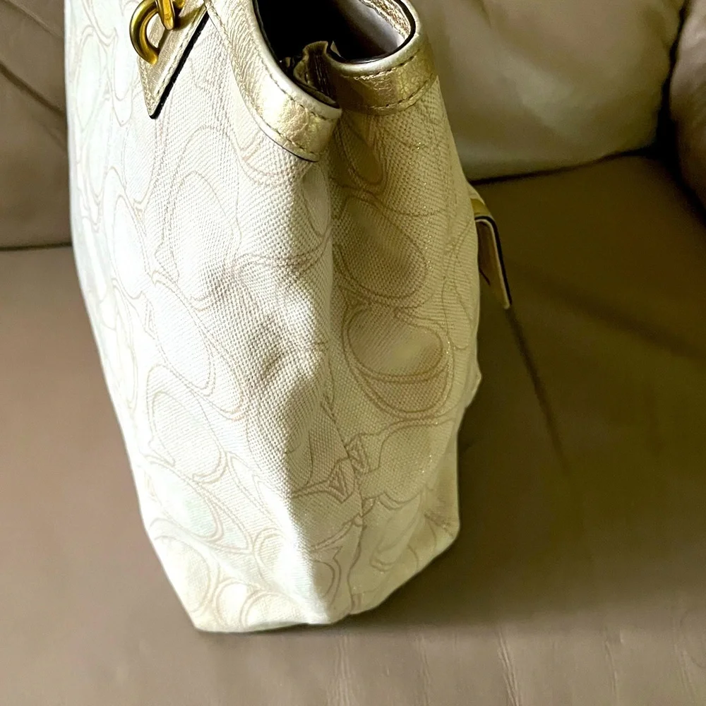 - Authentic Coach Signature Penelope Linen Tote/Purse.